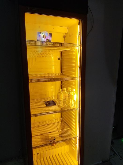 Продам ветринный холодильник