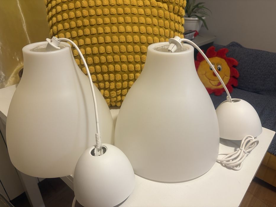 Две висящи лампи -бели