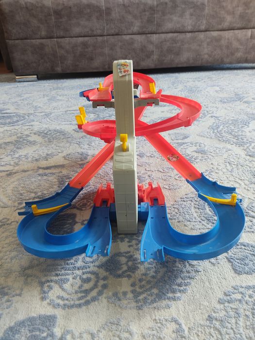 Продам трек  Hot Wheels скоростной лифт