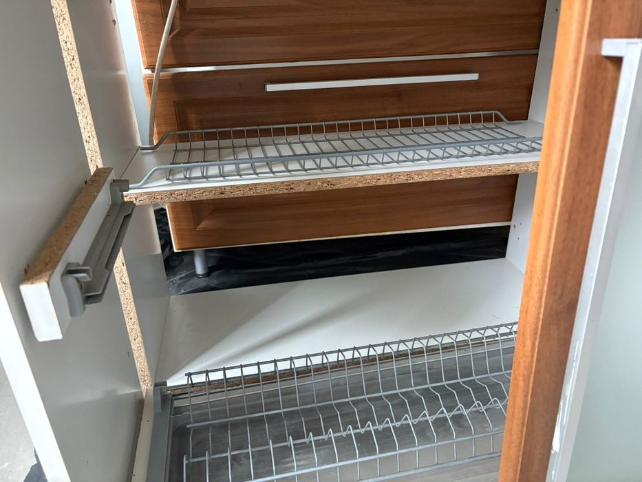 Vând dulap de pus vasele