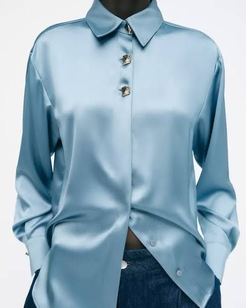 Cămașă Zara satin cu nasturi aurii, bleu, mărimea XS, nouă cu eticheta
