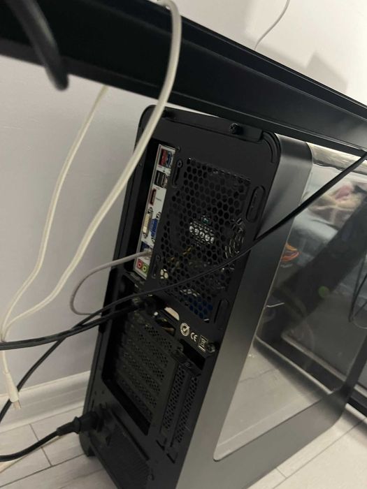 Vând PC gaming (placă video GTX, Intel i7, RAM 16GB) pt jocuri scoala