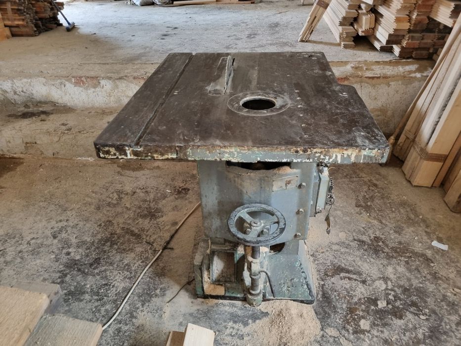 Vând/schimb circular lemn