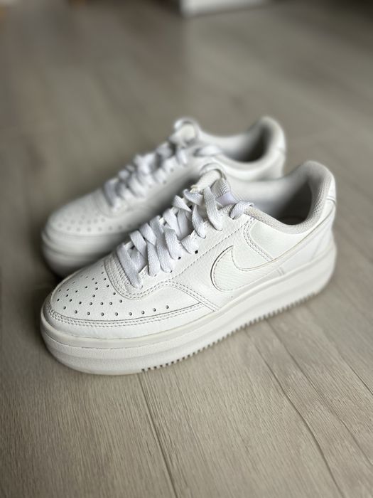 Бели маратонки Nike