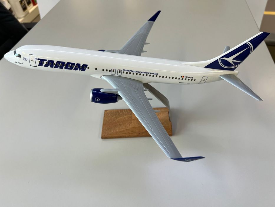 Macheta : Tarom Boeing 737-800 YR-BGK Mihai Viteazul - model 1:100-