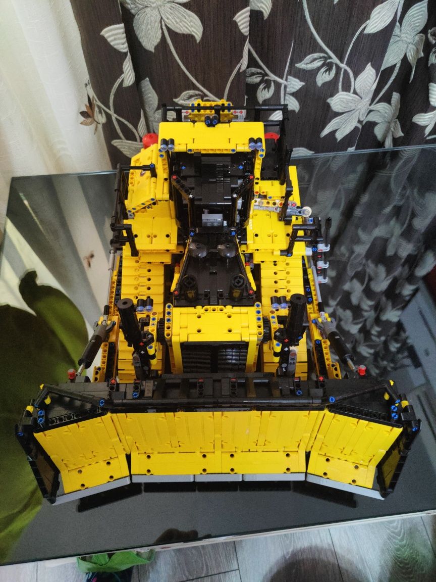 LEGO Technic Buldozer Cat® D11 controlat de aplicatie 42131,3854 piese
