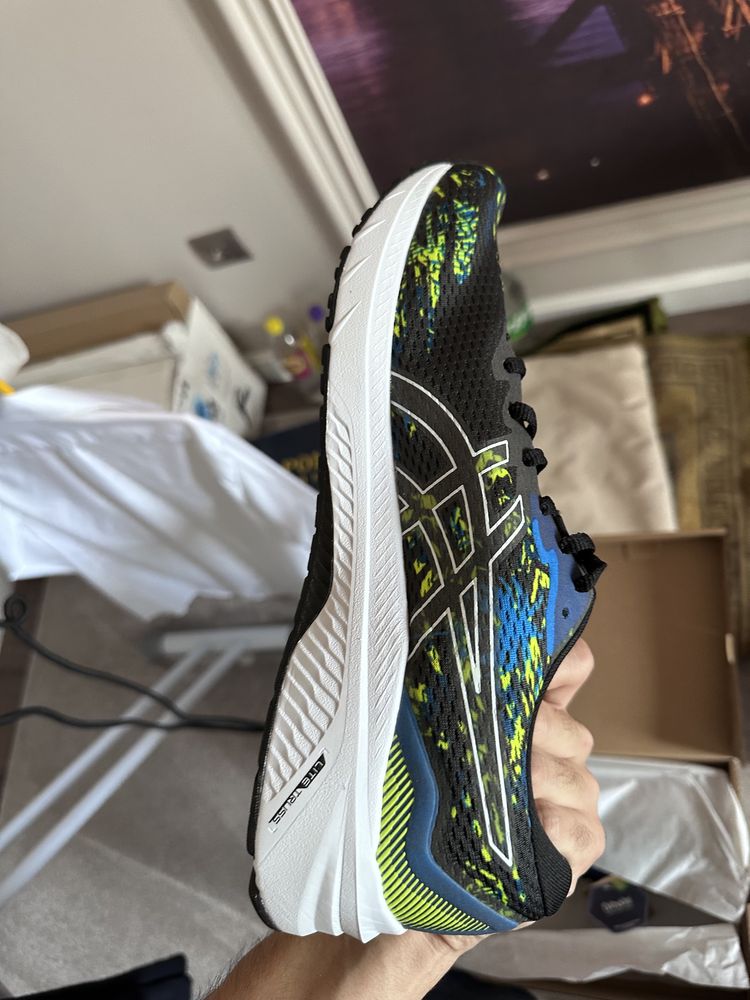 Кроссовки Asics original 100%. Us 10.5. Бесплатная доставка.