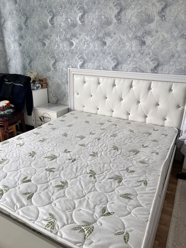 Продается кровать с матрасом хорошего качества