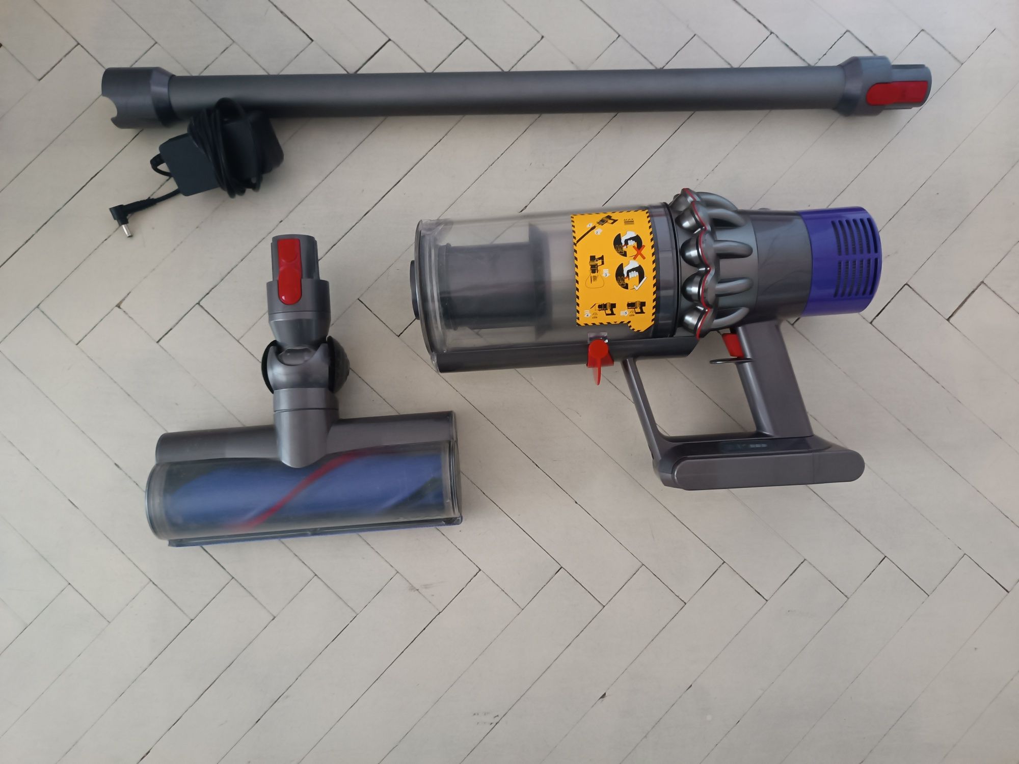 Dyson V10
Продавам  Dyson V10 Anima и Dyson V8 Absolute.
С леки козм