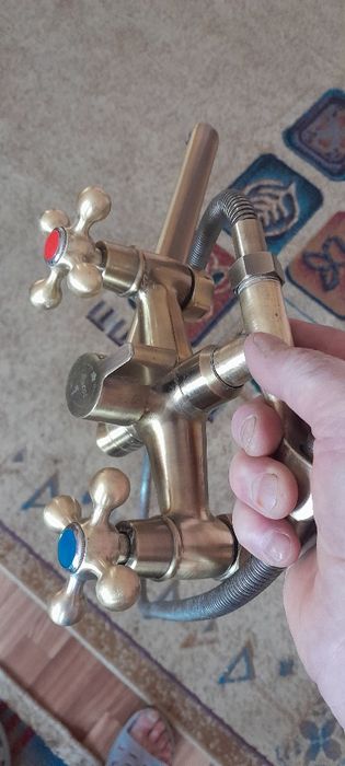 продам смеситель для ванной комнаты.
