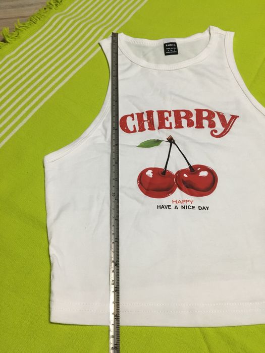 Top scurt cu cirese