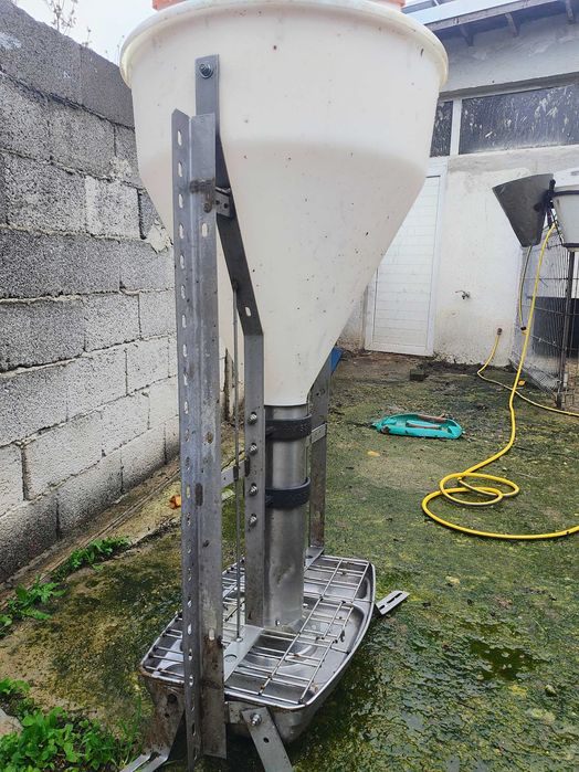 Неръждаема бункерна хранилка