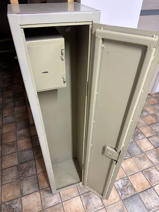 Вертикальный сейф с толстыми стенками