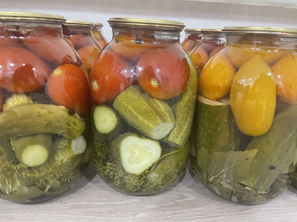 Маринованное ассорти из помидоров и огурцов