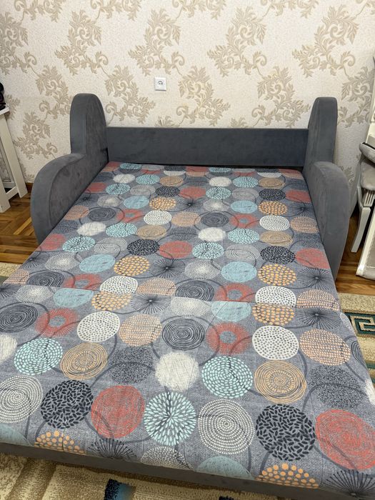 Мебель б/у в отличном состоянии! Спальня 500$, парта 100$, диван 100$