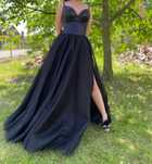 Rochie nouă crepată pe picior, elegantă cu sclipici și paiete.