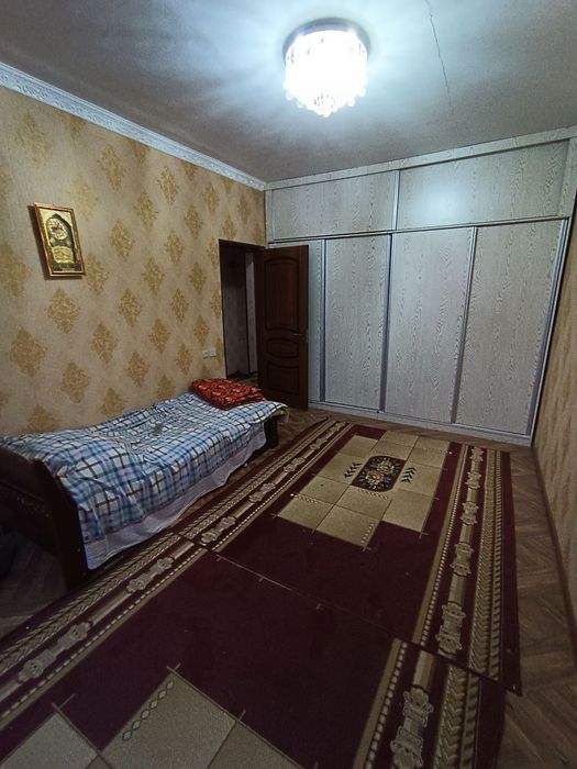 Продаётся 1-комнатная кирпичная квартира в Чирчике