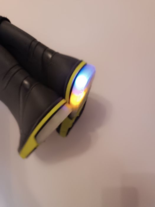 Чисто нови детски светещи гуменки ватирани ботуши