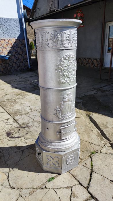 Vând soba de fontă foarte veche.