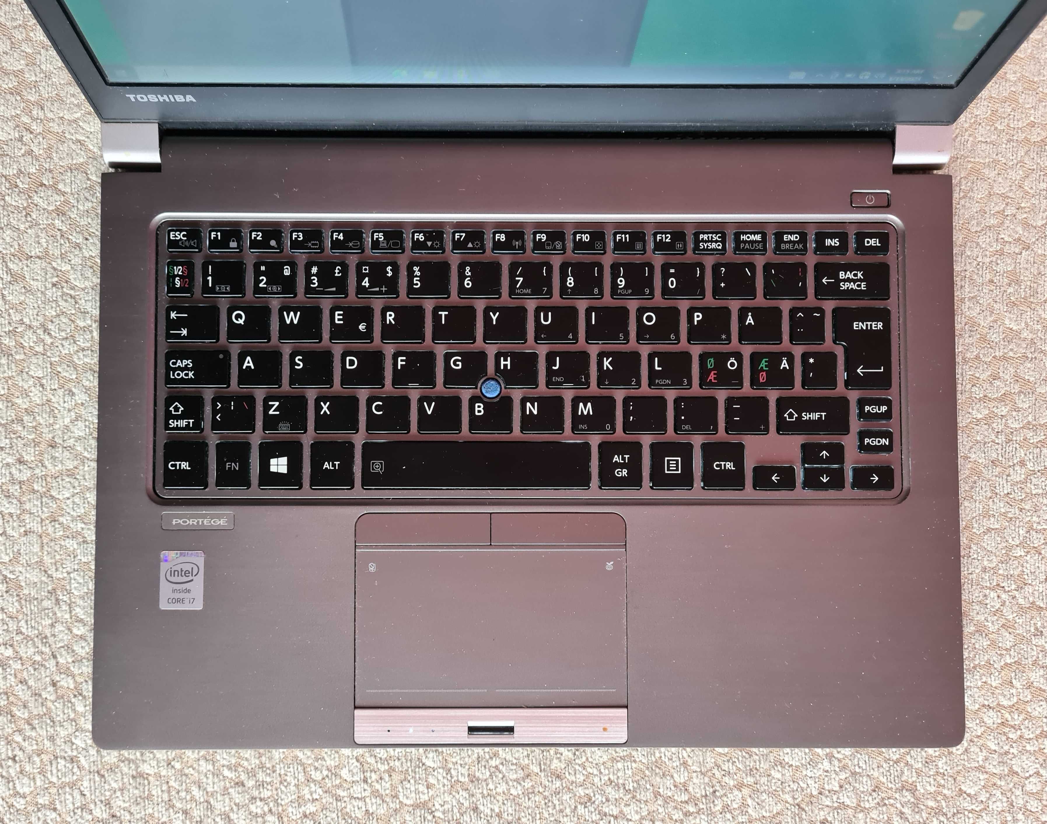 Laptop Slim Toshiba 13" Full HD, i7-4500u, 8 GB, SSD 256 GB Tst lumina