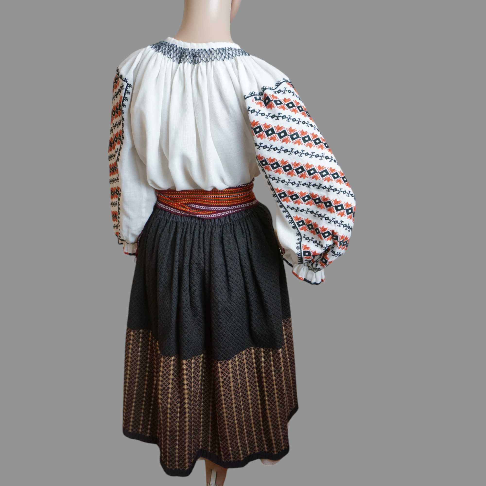 Costum popular vechi , autentic lucrat manual masura 36