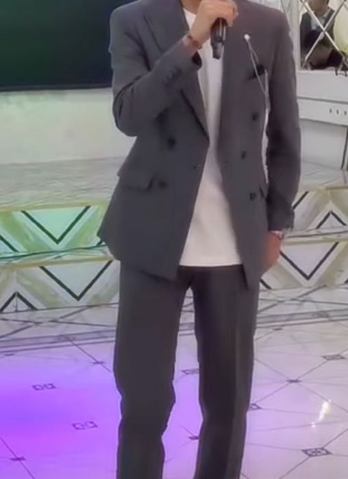 Костюм  серый тройка  продаётся