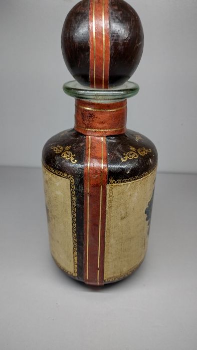 Винтидж стъклена гарафа, декорирана с кожа. Декор грозде и злато