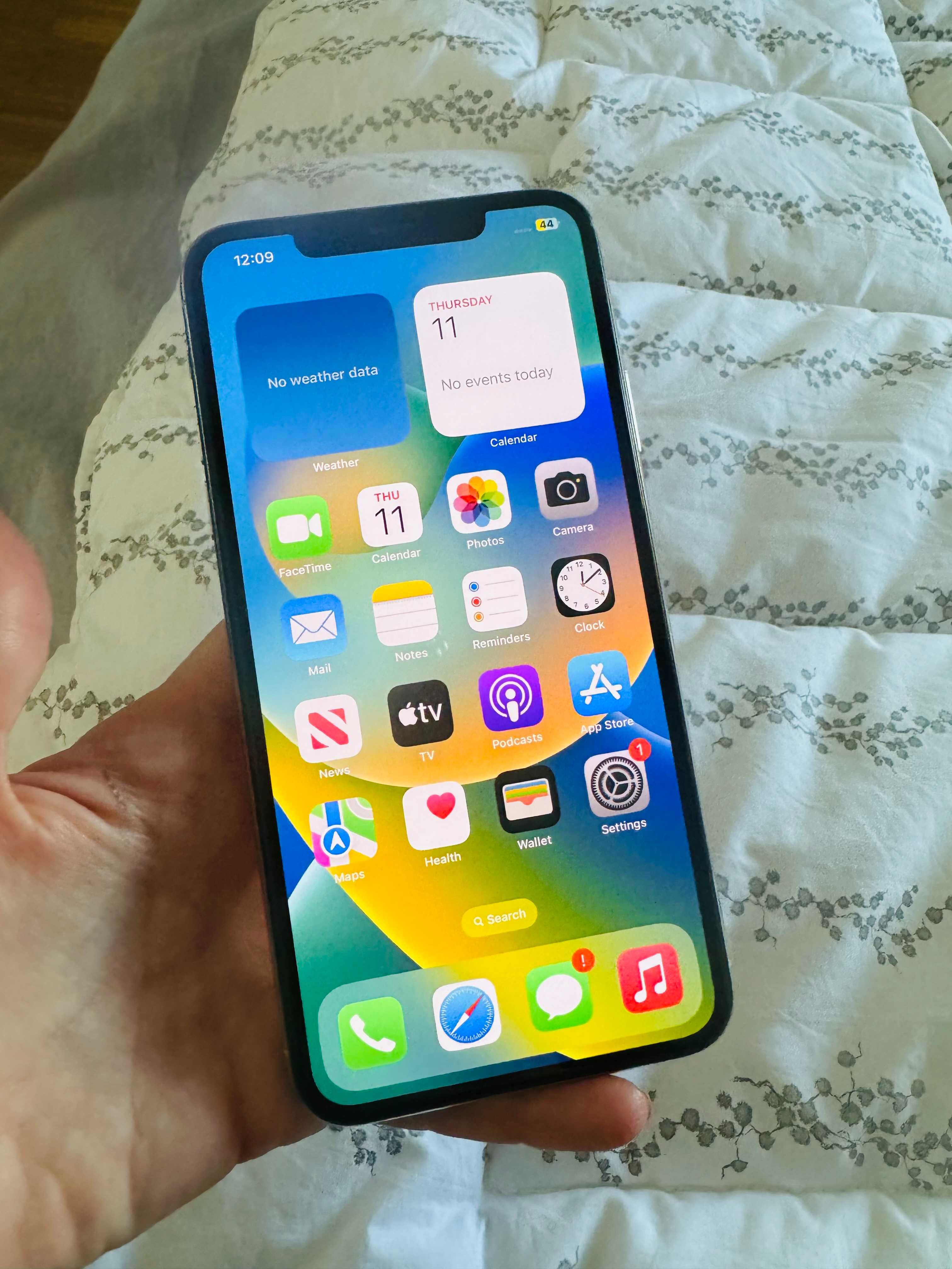 Iphone 11 pro max, 64 GB, 87% Battery life, neverlocked.