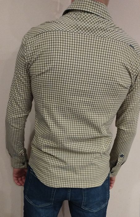 Продавам 4 мъжки ризи размер М 100лв.+5та подарък!