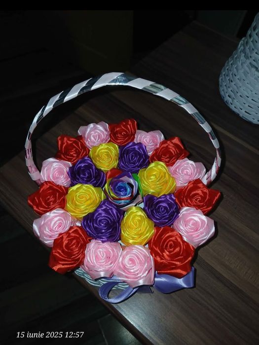 Coșulețe împletite cu trandafiri eterni