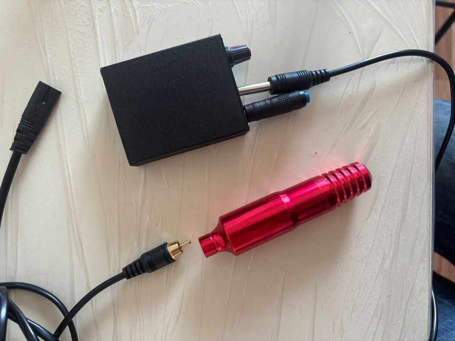 Kit tatuat: masina Pulse rosu, clip cord, sursa alimentare