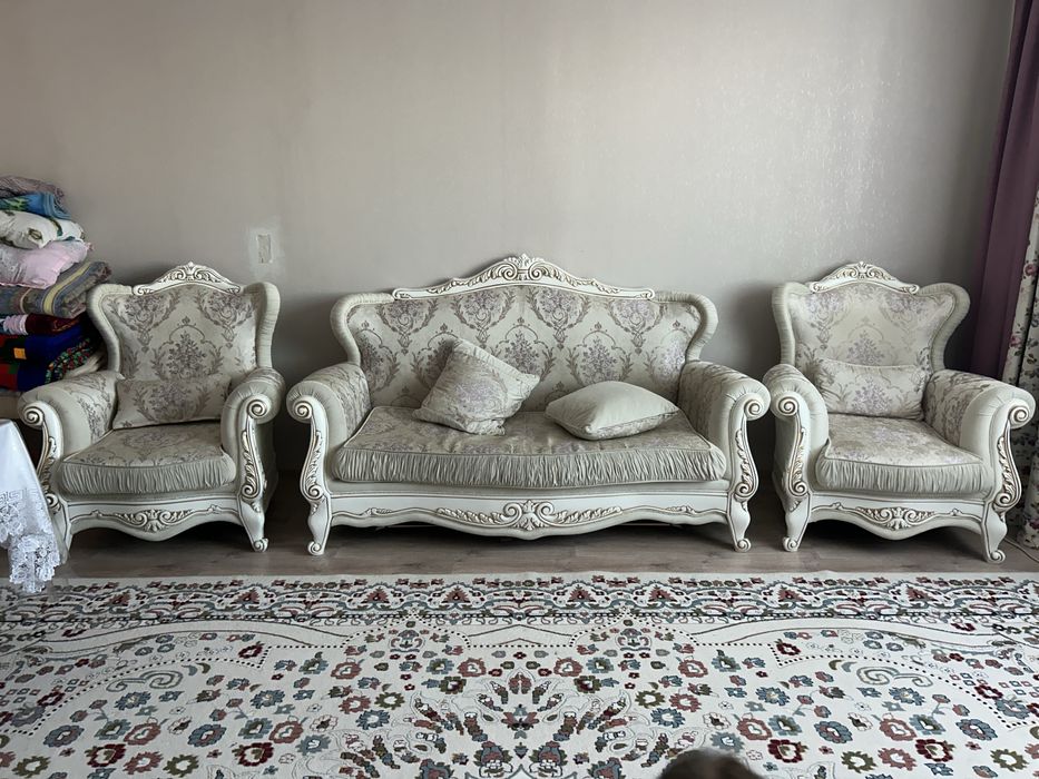 Диван с двумя кресло