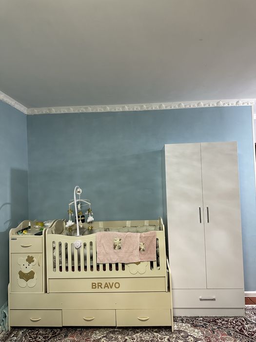 Detskiy krovat, ichida bortik, pardasi, va aylanadigan uyinchoqlari