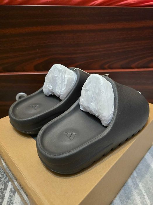 Papuci Yezzy Slides ~ Marimea 41 ~ Noi
