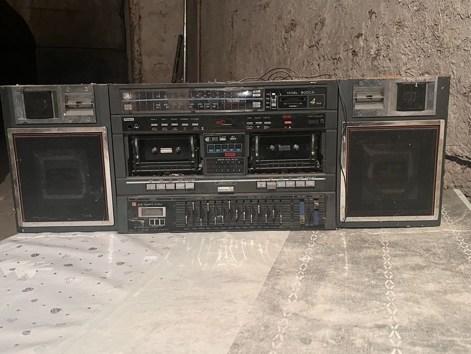 Кассетный магнитофон старый