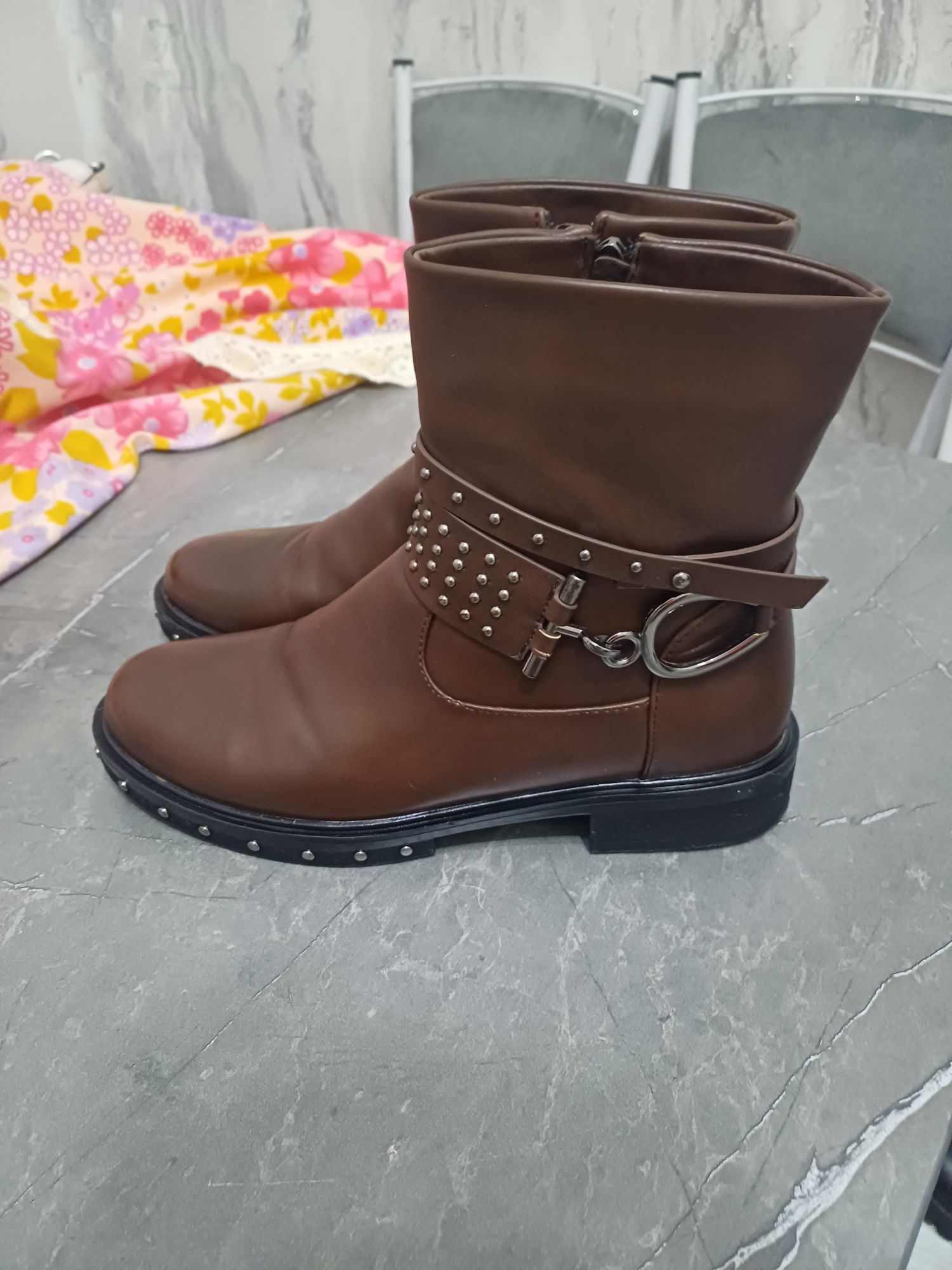 Продаётся женская сапоги новый