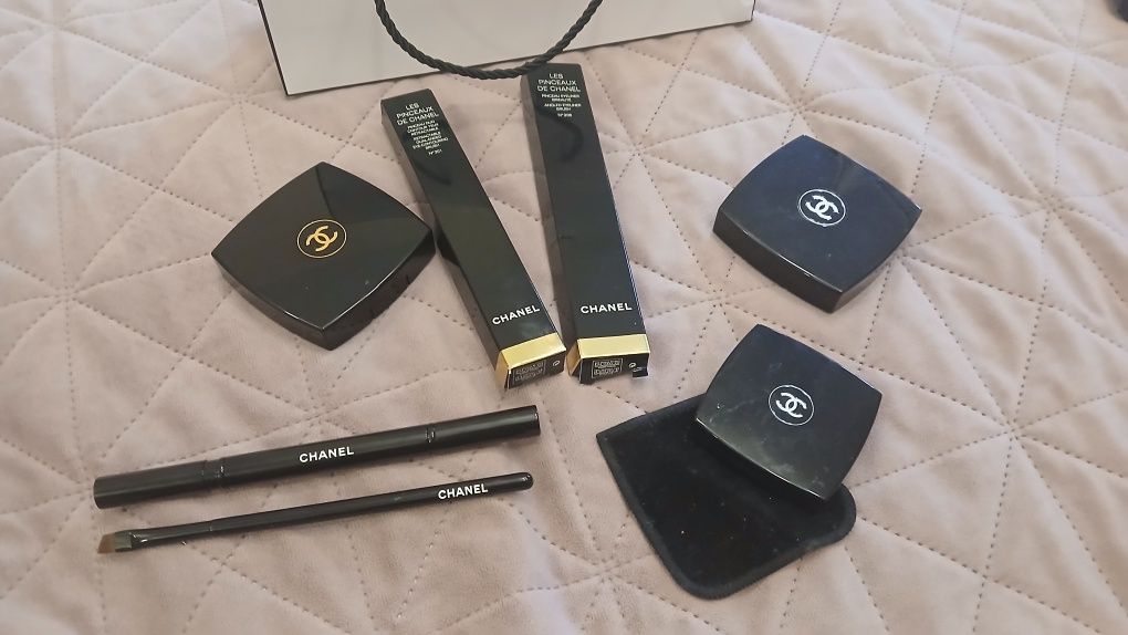 Комплект гримове и четки на CHANEL 250 лв