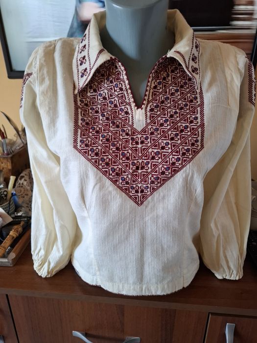 Риза с богата бродерия