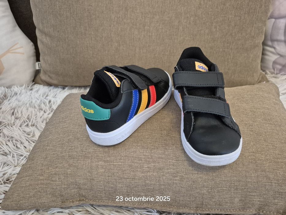 Vand incaltaminte Adidas, nr.24