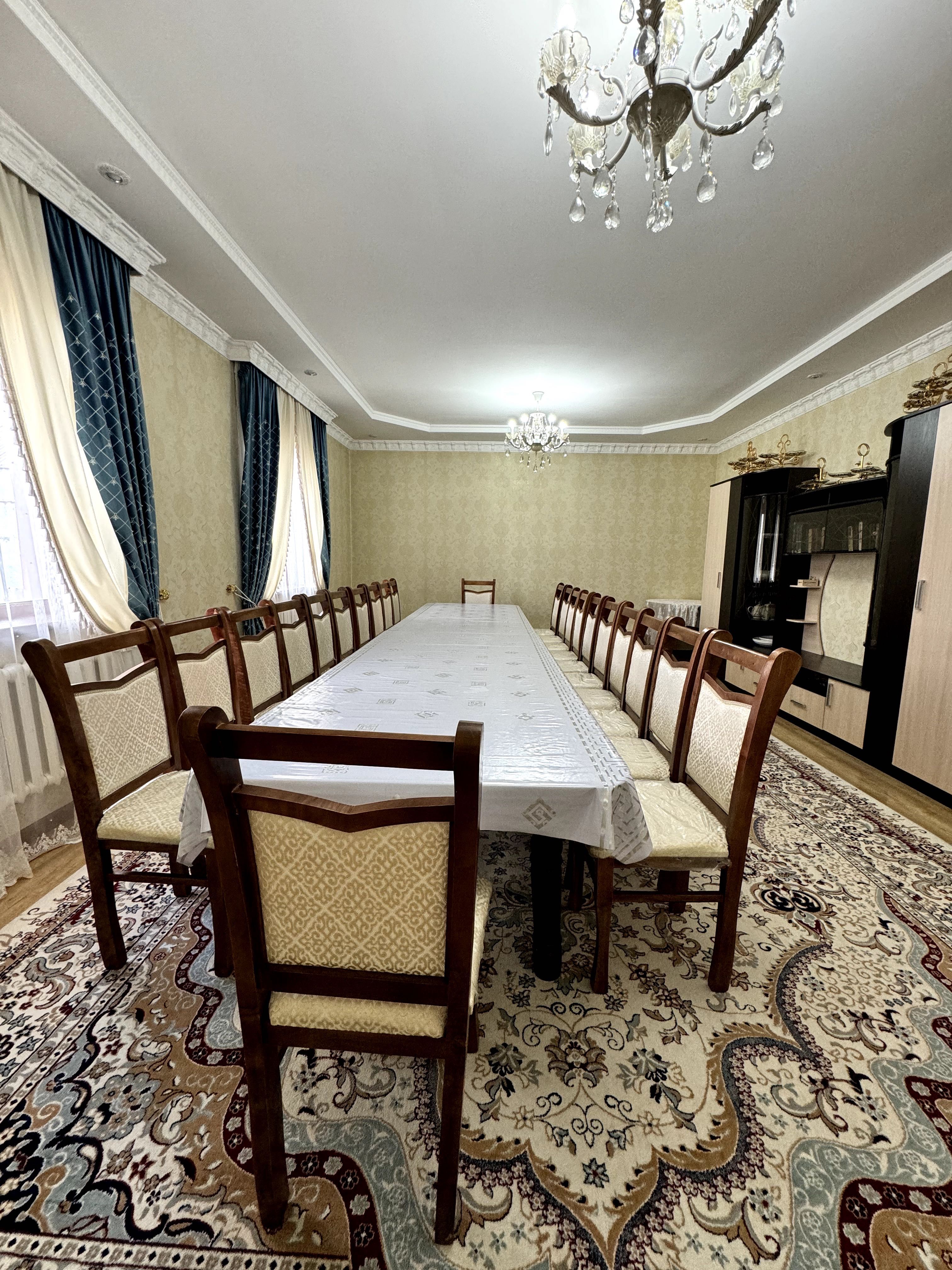 Стол 5 м, орындық 22 шт, залдың гарнитуры
