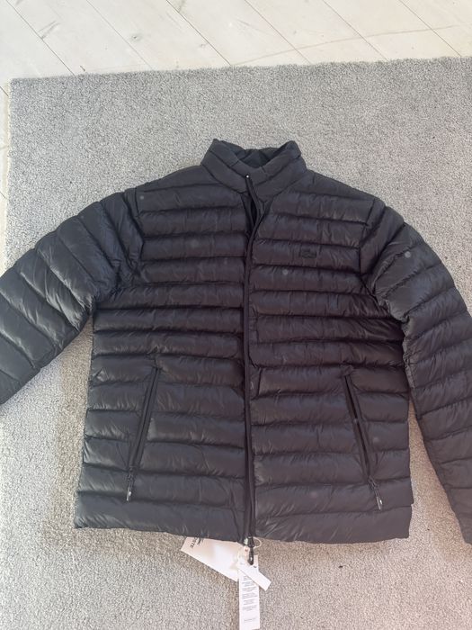Vand geaca lacoste cu doua fete marimea M noua