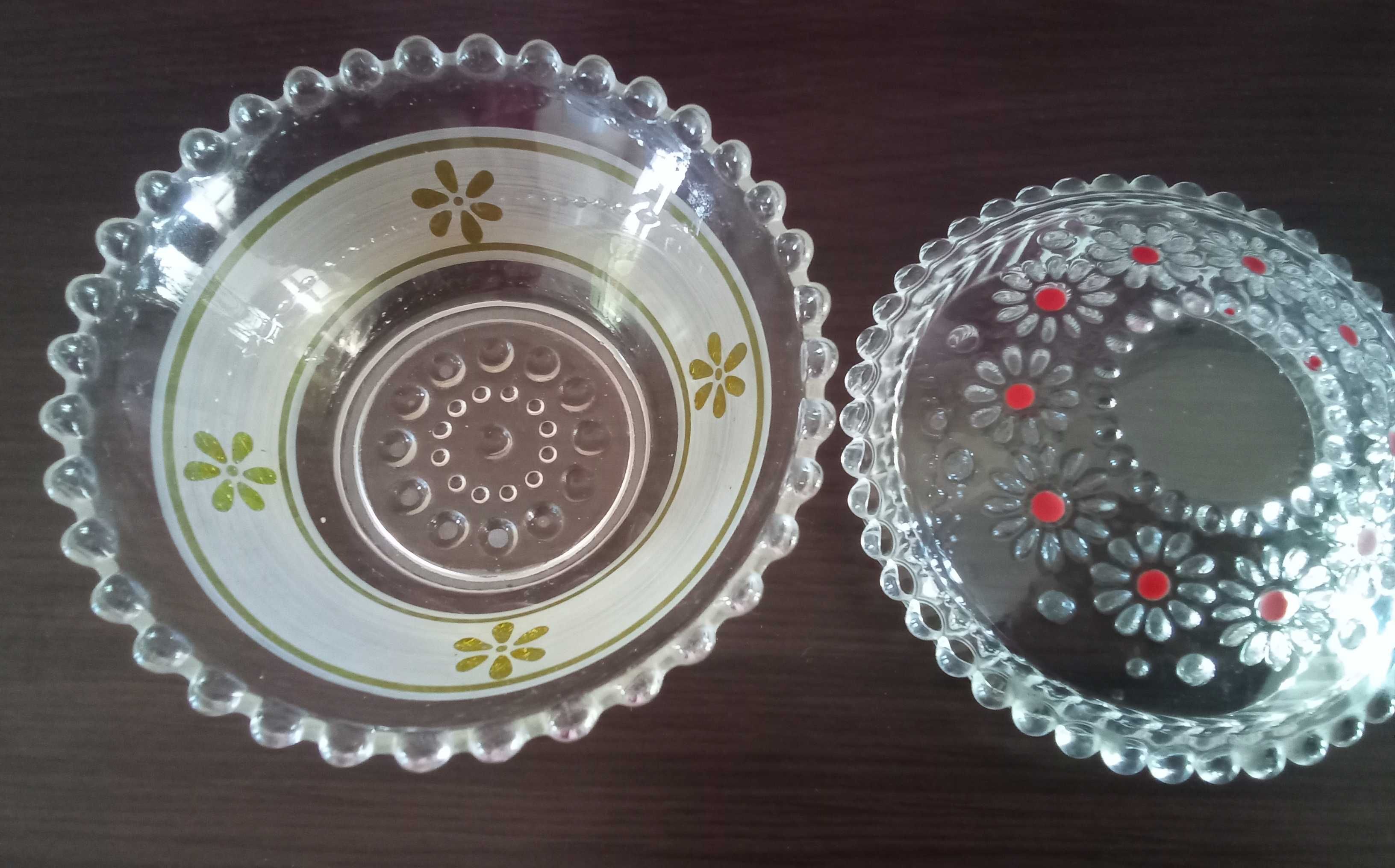 Старинна стъклена купичка с капак