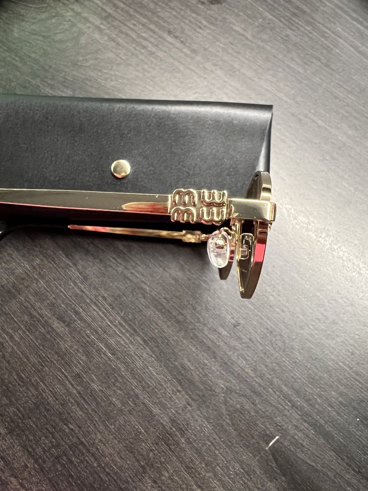 очила модел miu miu