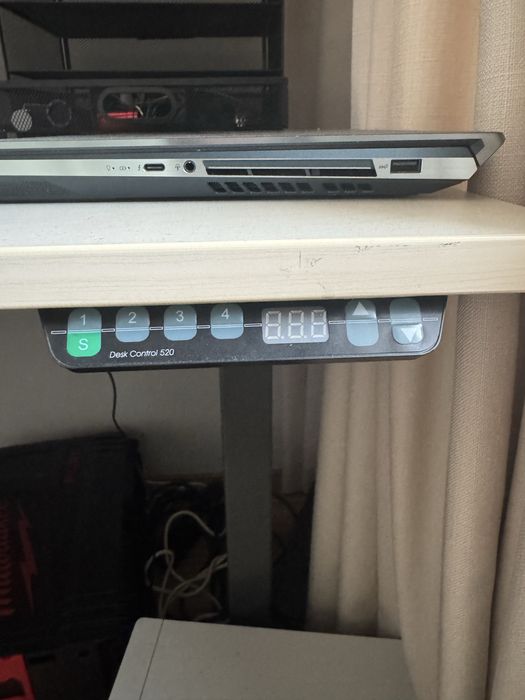 Birou reglabil pe inaltime /Adjustable desk