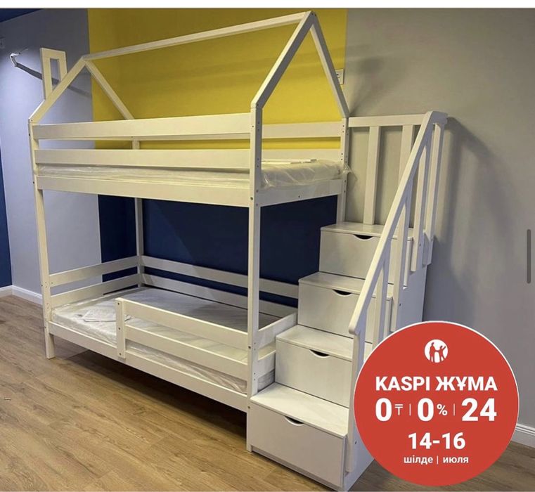 Двухярусная кровать домик с лесенкой комодом.