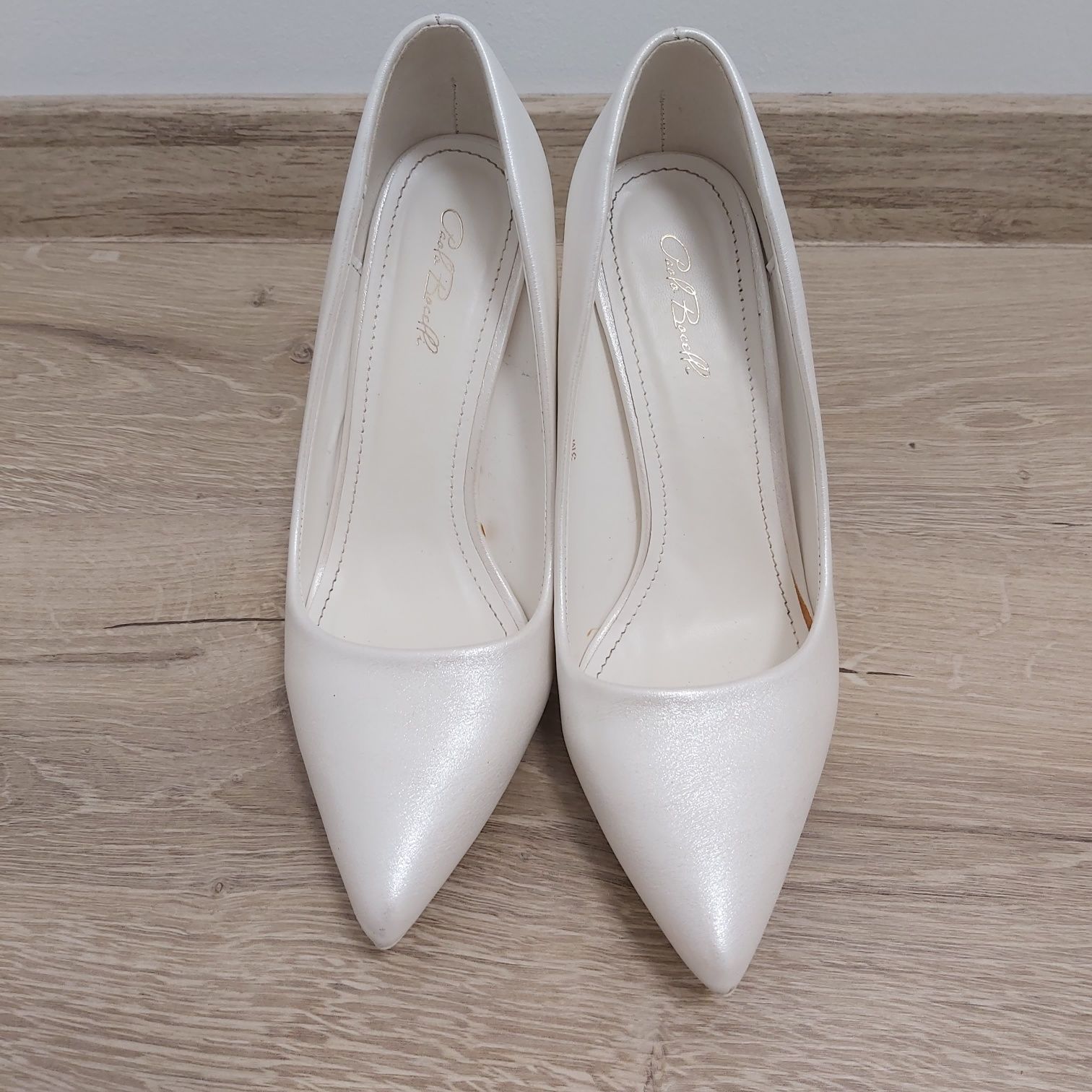 Перленни бели обувки