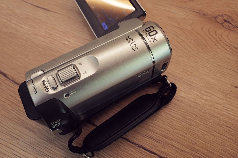 Camera Video Sony Handycam cu SD si memorie interna 4gb touchscreen