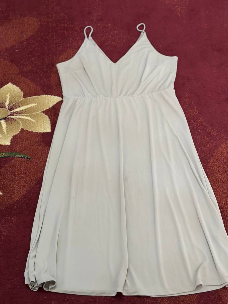 Продается из полиэстера  H&M XL