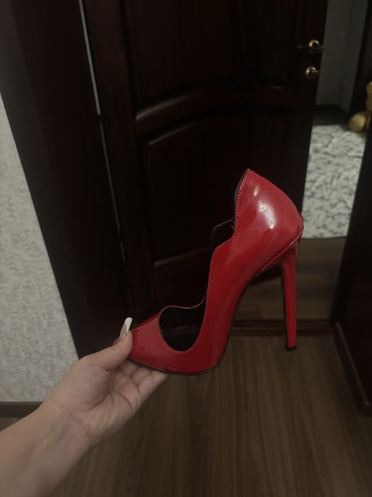 Туфли красного цвета