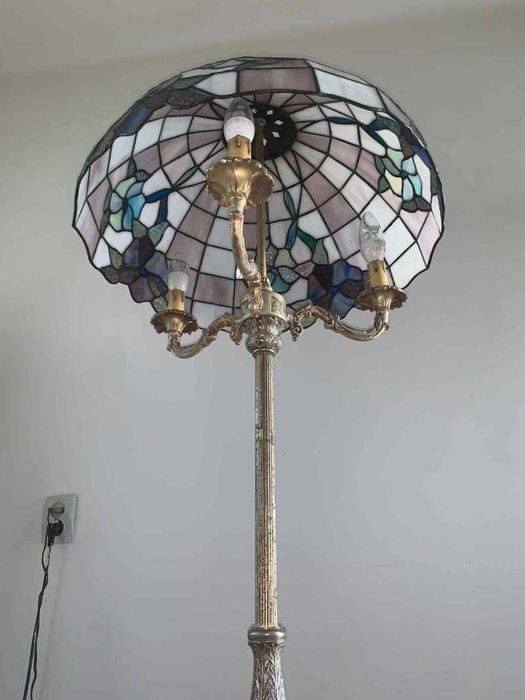Veioza cu picior din bronz si abajur Tiffany